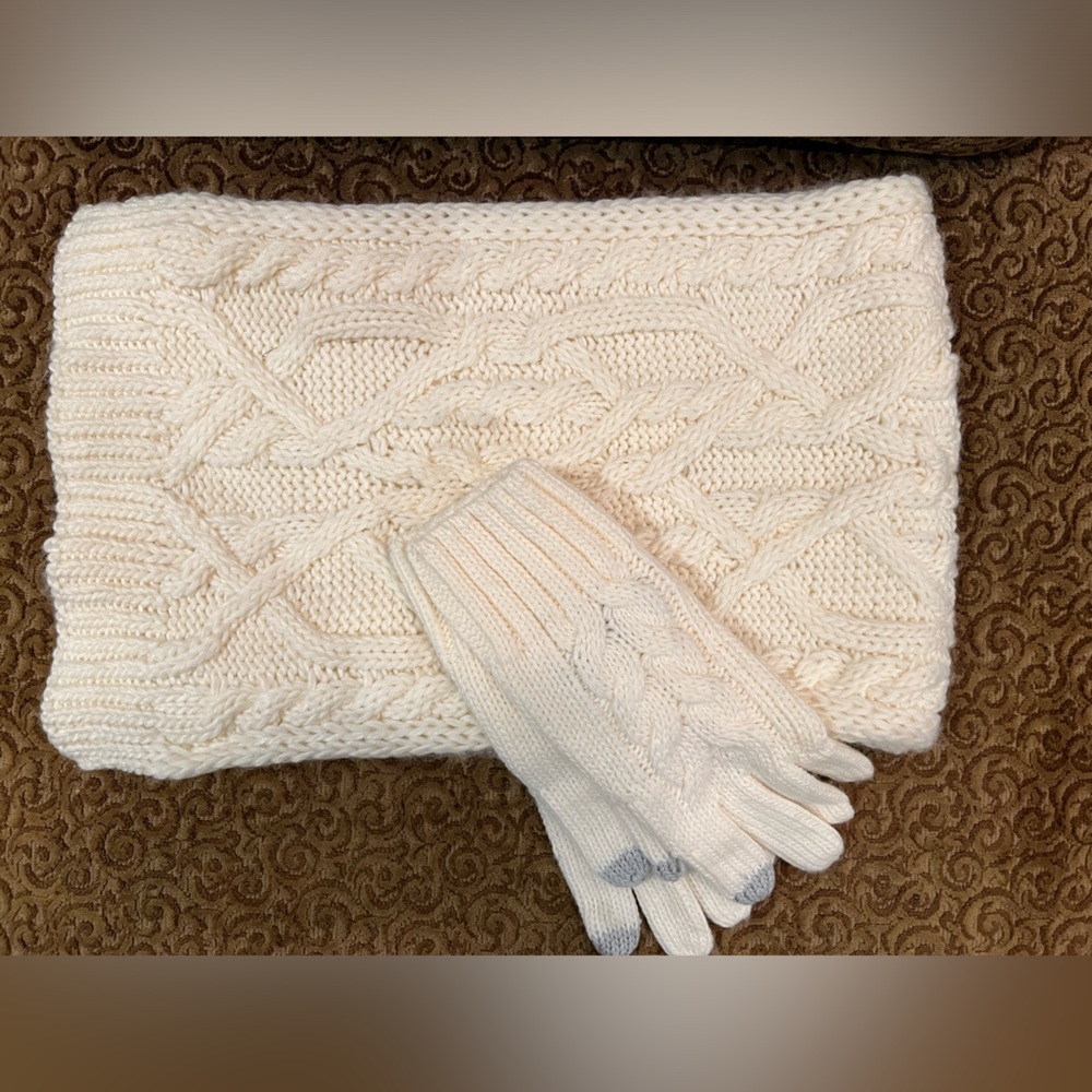 NWOT - GAP Cream Cable Knit Scarf And Gloves, Winter Accessories